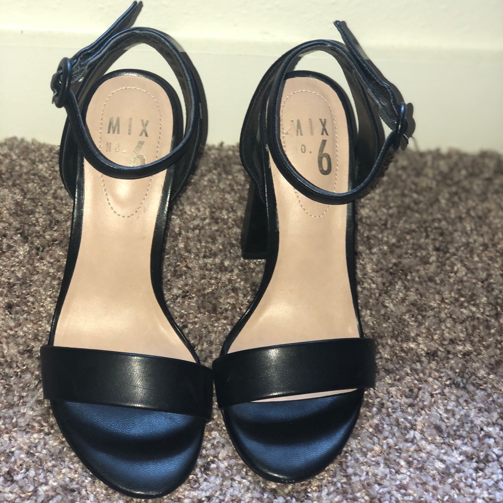 Black heels with block heel